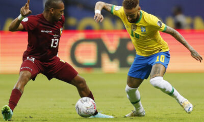 Neymar kamppailemassa Venezuela pelissä