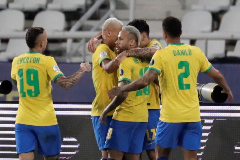 Brasilian maajoukkue juhlii maalia