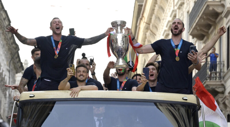 Italian joukkue tervehtii faneja Roomassa