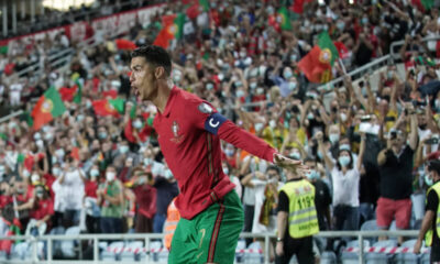 Cristiano Ronaldo juhlii voittoa.