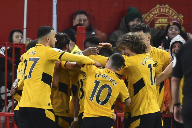 Wolvesin pelaajat juhlii voittomaalia Manchester Unitedin vieraana.