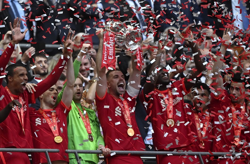 Liverpool Jordan Henderson juhlii pystiä FA Cup