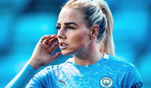 Alex Greenwood näytti paljasta pintaa uima-altaassa - kuuma futarihottis!