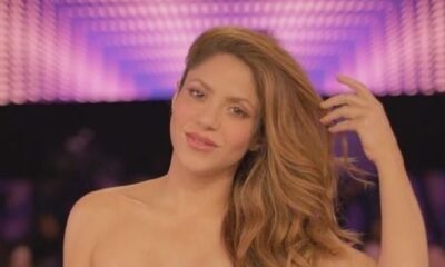 Gerard Piquen exä Shakira violetissa lateksiasussa: peitti rinnat juuri ja juuri