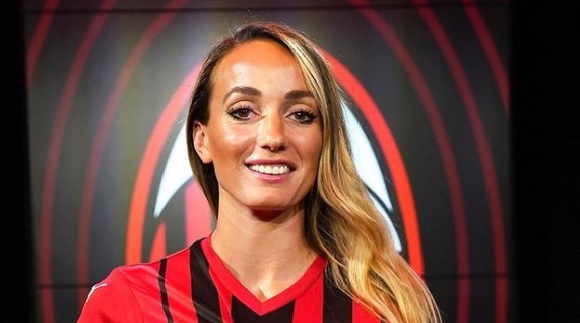 Kosovare Asllani tyylikkäänä Milanossa: tältä hän näyttää futiskentän ulkopuolella!