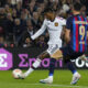FC Barcelonan Robert Lewandowski blokkaa Manchester Unitedin Marcus Rashfordin keskitystä.