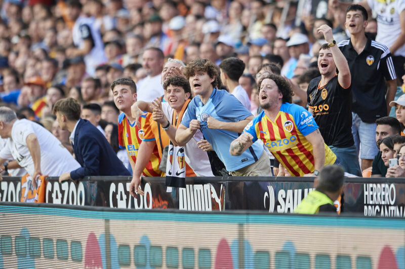Valencian kannattajia Real Madrid-ottelussa.