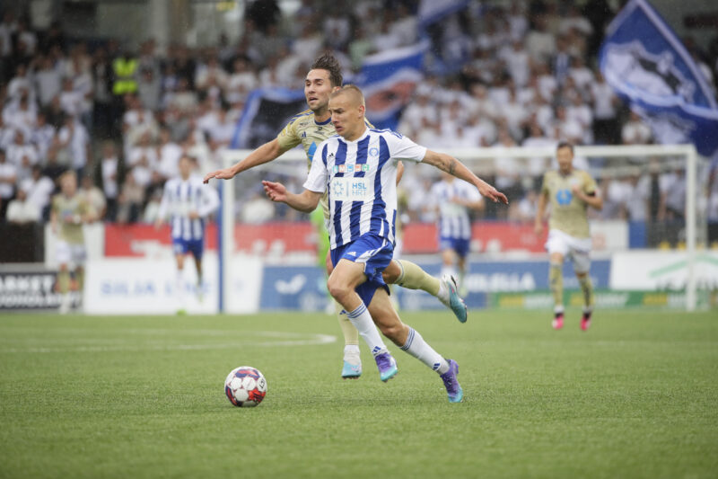 HJK:n Topi Keskinen rankaisi Moldea.