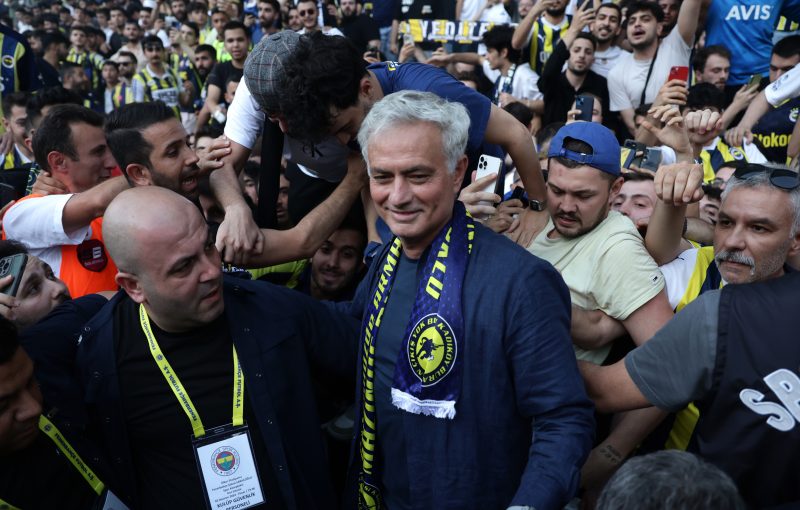 José Mourinho Fenerbache-kannattajien ympäröimänä.